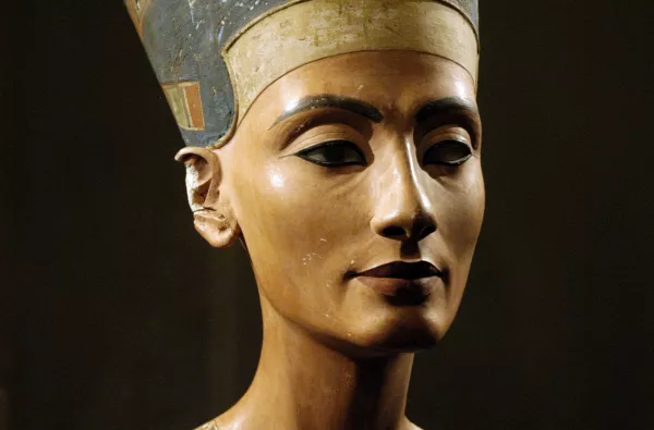 Buste de Néfertiti, vers 1351-1334 av. J.-C, pierre calcaire, stuc peint, Neues Museum, Berlin © akg-images/Album/M. Flynn/Prisma