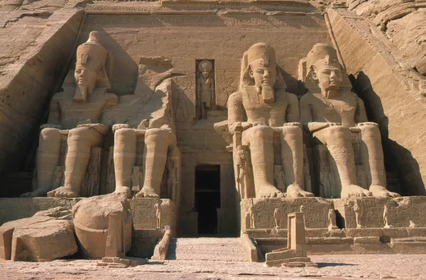 Kolossalstatuen von Ramses II., Eingang zum Tempel von Abu Simbel, ca. 1260 v. Chr., Abu Simbel © akg-images / arcaid / Marcel Malherbe