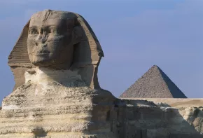 Die Sphinx, im Hintergrund steht die Pyramide von Menkaure, dem Sohn von Chephren